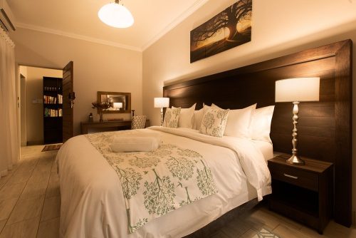luxury-bedroom-with-kingsize